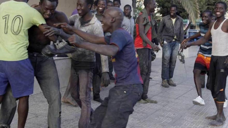 Los inmigrantes celebran, ya en Melilla, haber saltado la valla.