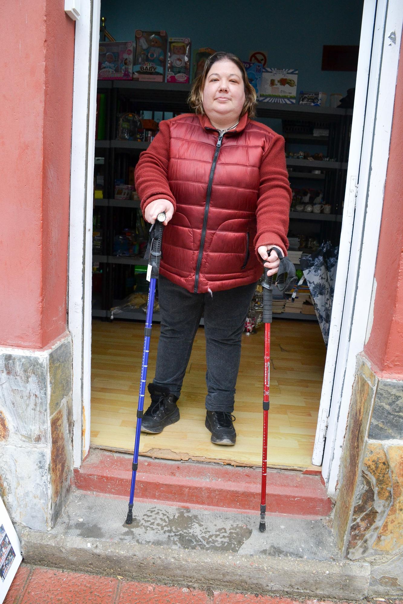 Cristina Colubi con algunos de los bastones que vende para caminar, mayoritariamente a los peregrinos.