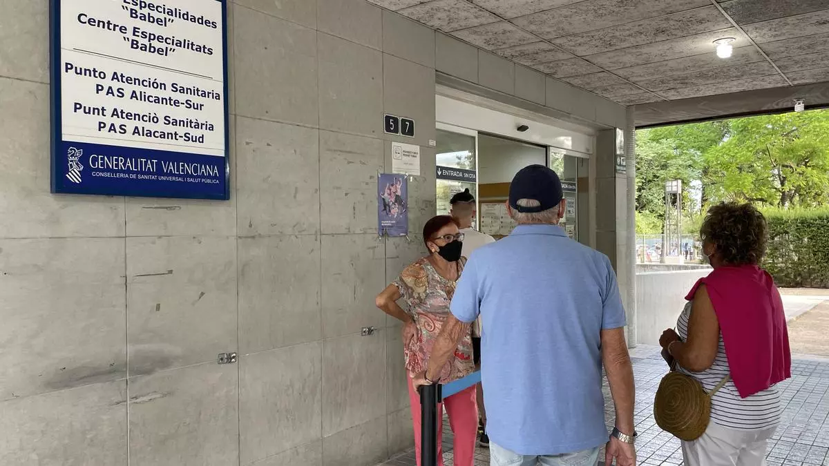 Seis de cada 10 llamadas de pacientes a los centros de salud se pierden por el colapso del sistema