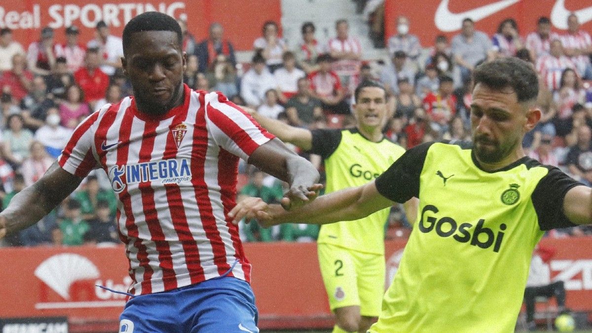 Iván Martín lucha por el balón en el Sporting-Girona