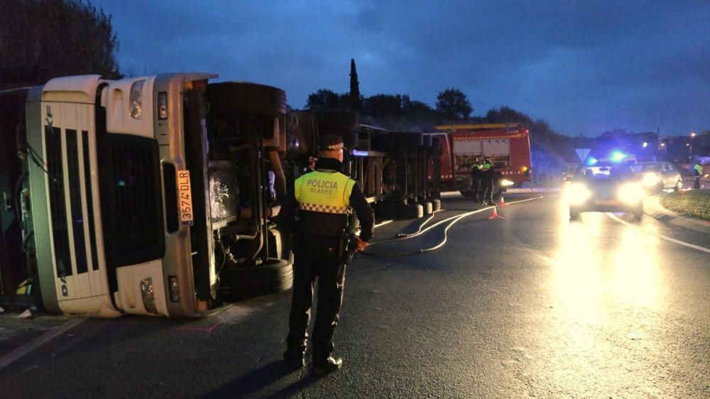 Bolca un camió i fa tallar la GI-600 a Blanes