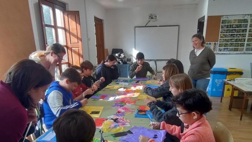 Los emprendedores del futuro se preparan en la escuela: taller de artesania en Porrúa (Llanes)
