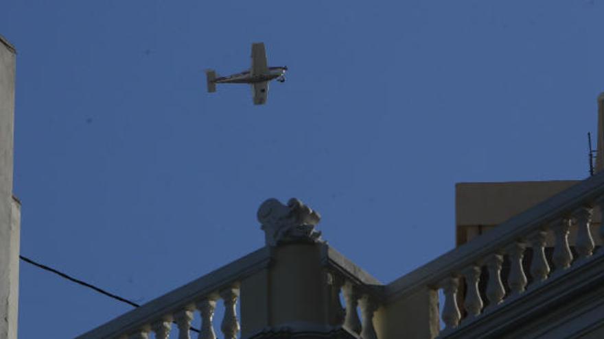 Alarma durante la mascletà por el vuelo imprevisto de una avioneta