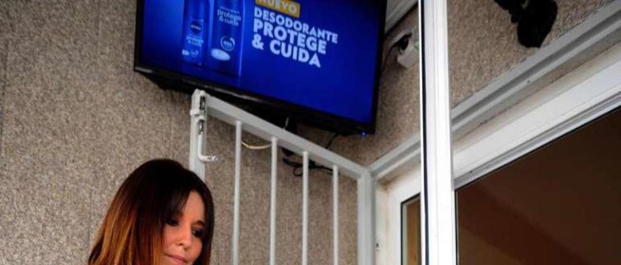 Cristina Rivas muestra la puerta de O Desvío forzada. // Iñaki Abella