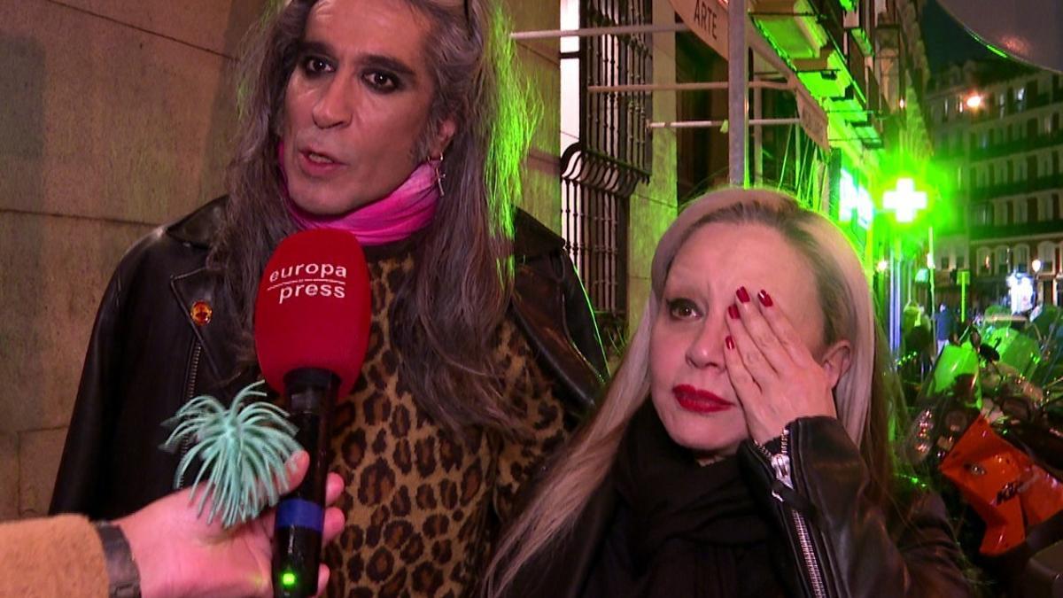 Mario Vaquerizo y Alaska, tapándose el ojo en un gesto de coquetería.