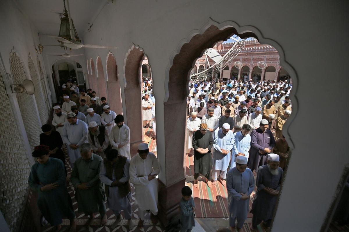 Los musulmanes celebran el fin del Ramadán. Fiesta del Eid al-Fitr en Peshawar, Pakistán.