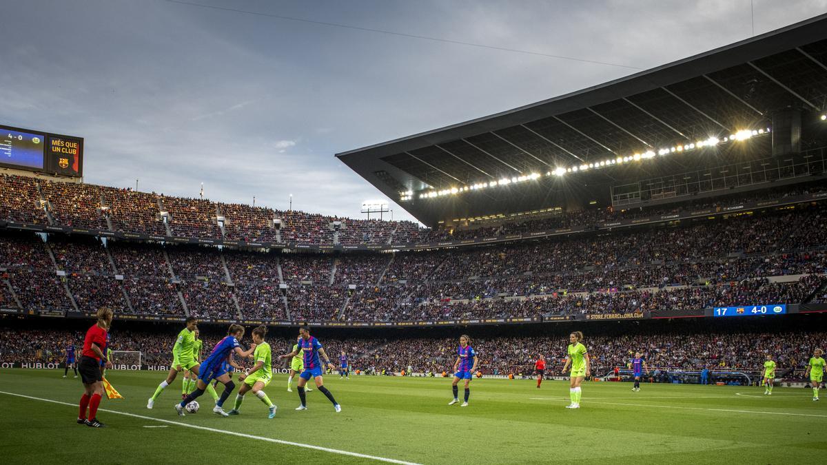 Las jugadoras azulgrana en una jugada de ataque ante el Wolfsburgo en un Camp Nou con nuevo récord de asistencia de público