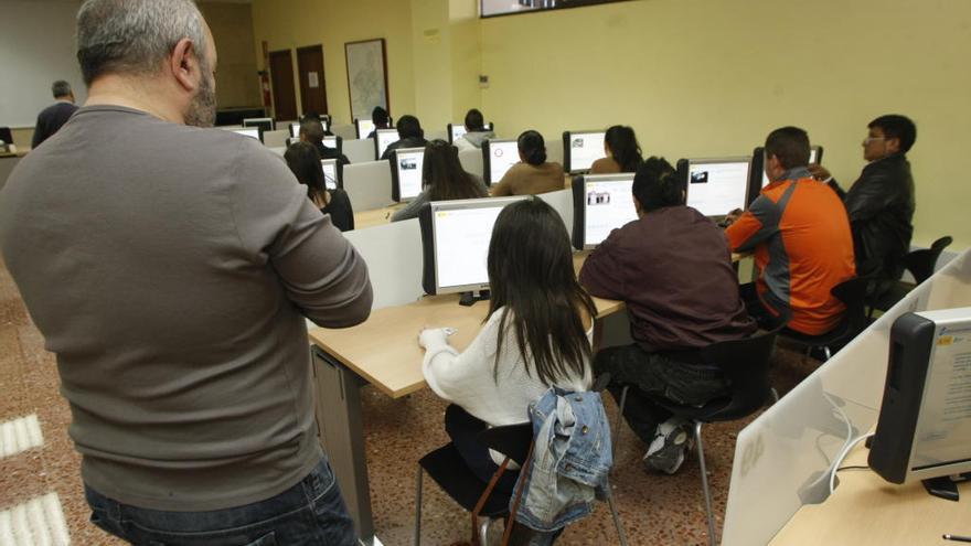 Aspirantes en un examen teórico del carnet de conducir.