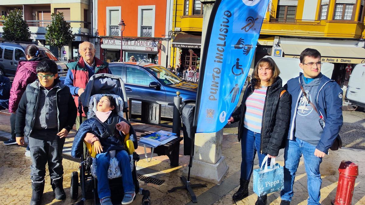 Varios usuarios de Raitana estas navidades en uno de los puntos inclusivos que instalaron.