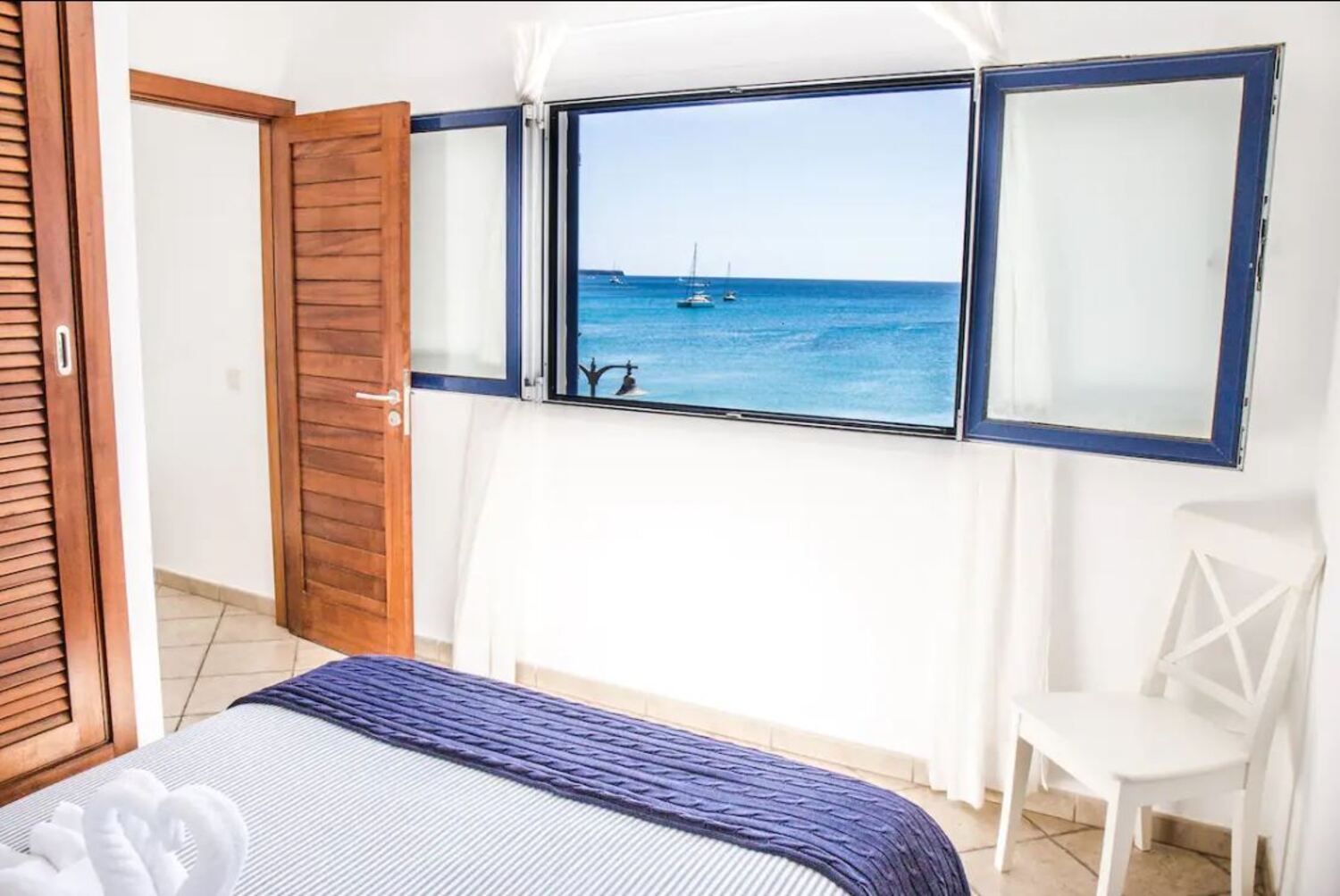 Vista del dormitorio Suite Timanfaya, en Playa Blanca (Yaiza).jpg