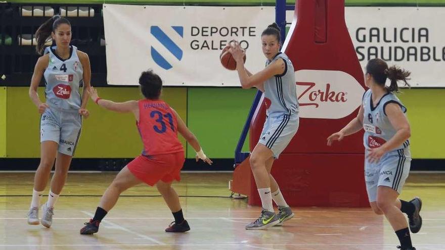 Kristina Arsenic, del Celta Zorka, recupera un rebote durante un partido de Liga. // Alba Villar