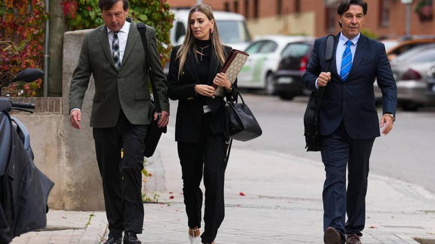 Luis Lorenzo y Arancha Palomino, junto al abogado Francisco Pérez Platas.