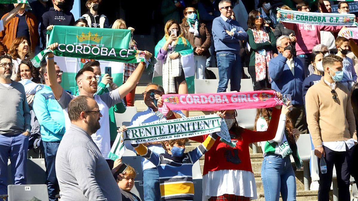 Aficionados blanquiverdes en el último partido disputado en El Arcángel por el Córdoba CF.