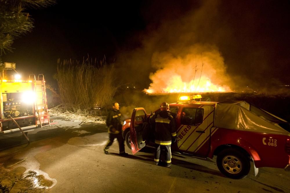 Un incendio obliga a desalojar el camping de Almenara