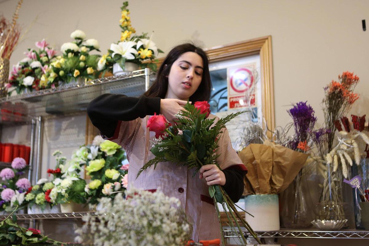 Una alumna de FP Dual, Paula Vicente, realiza prácticas en una floristería de A Estrada.