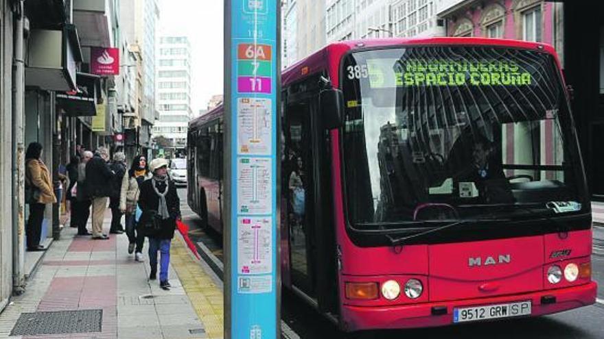 Un autobús urbano, en una de las paradas de la calle de San Andrés. / juan varela