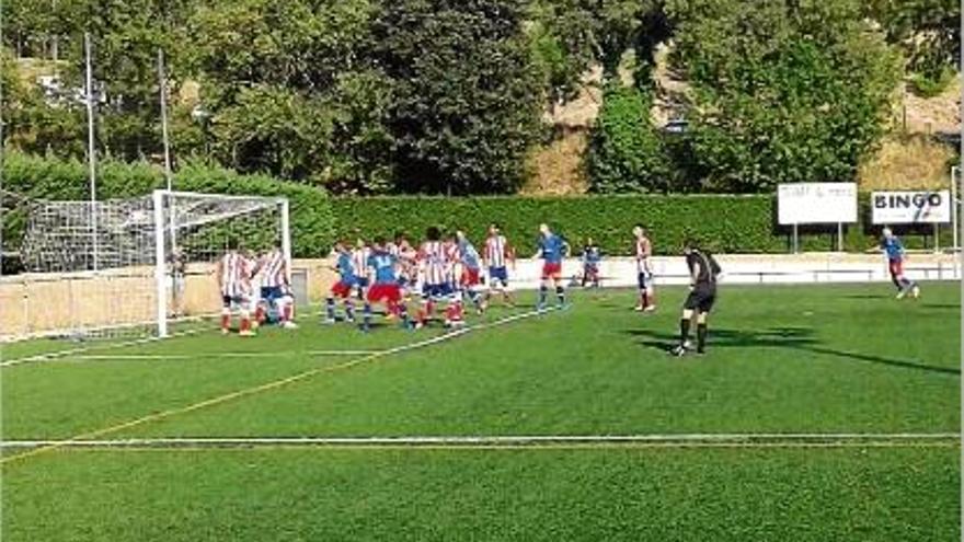 Imatge del moment del gol inicial de l&#039;Andorra només començar el partit a Sant Ponç.