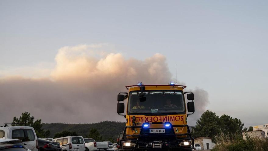 200 efectivos terrestres y 26 medios aéreos se suman este miércoles al dispositivo en el incendio de Las Hurdes