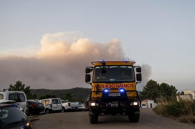 200 efectivos terrestres y 26 medios aéreos se suman este miércoles al dispositivo en el incendio de Las Hurdes (Cáceres)