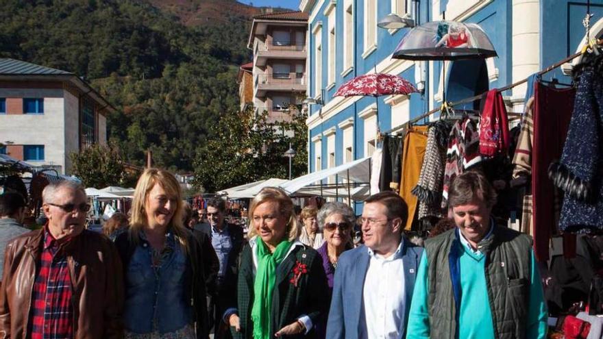 Mercedes Fernández, en el centro, junto a dirigentes locales del PP, en la visita a Pola de Laviana.