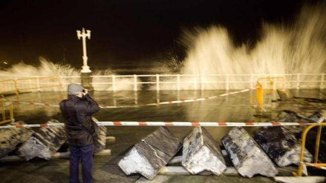 El oleaje de la marea de la tarde, ayer, en Gijón. | marcos león
