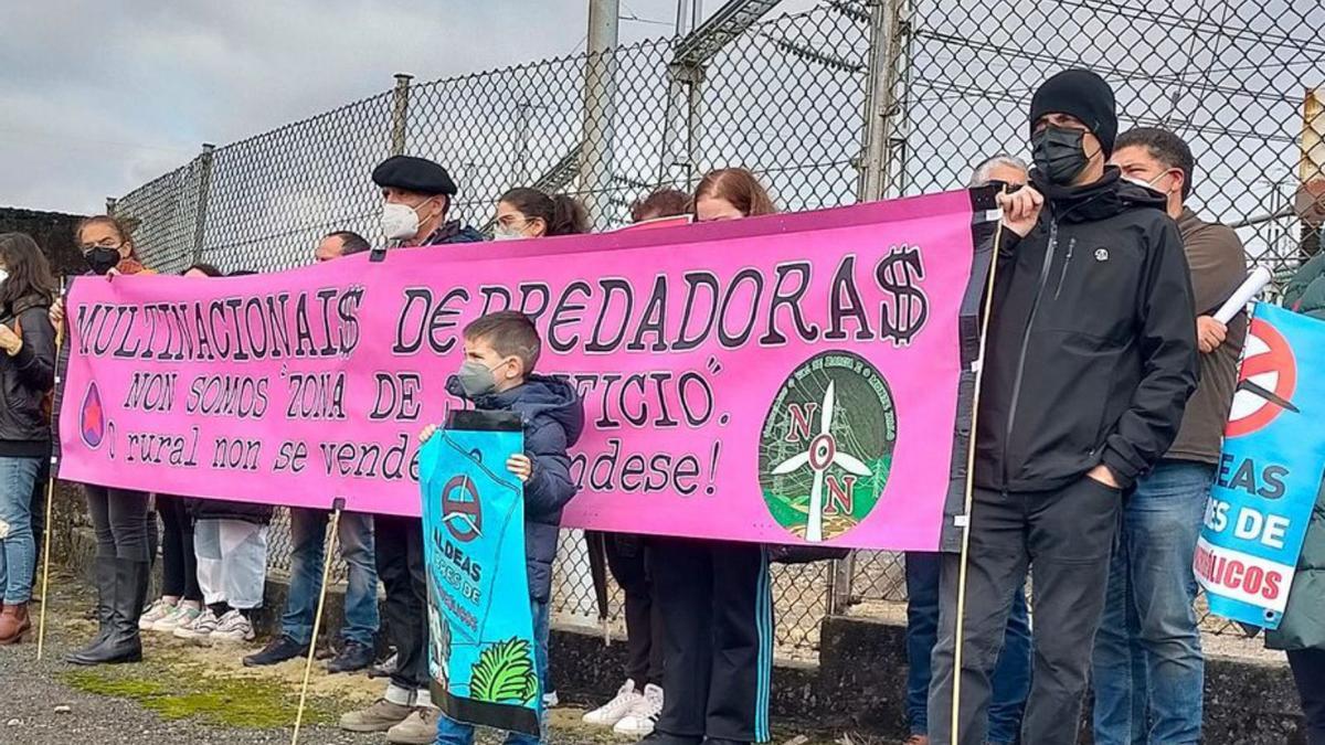 A la protesta de Carral acudieron unas 200 personas. |   // ADEGA