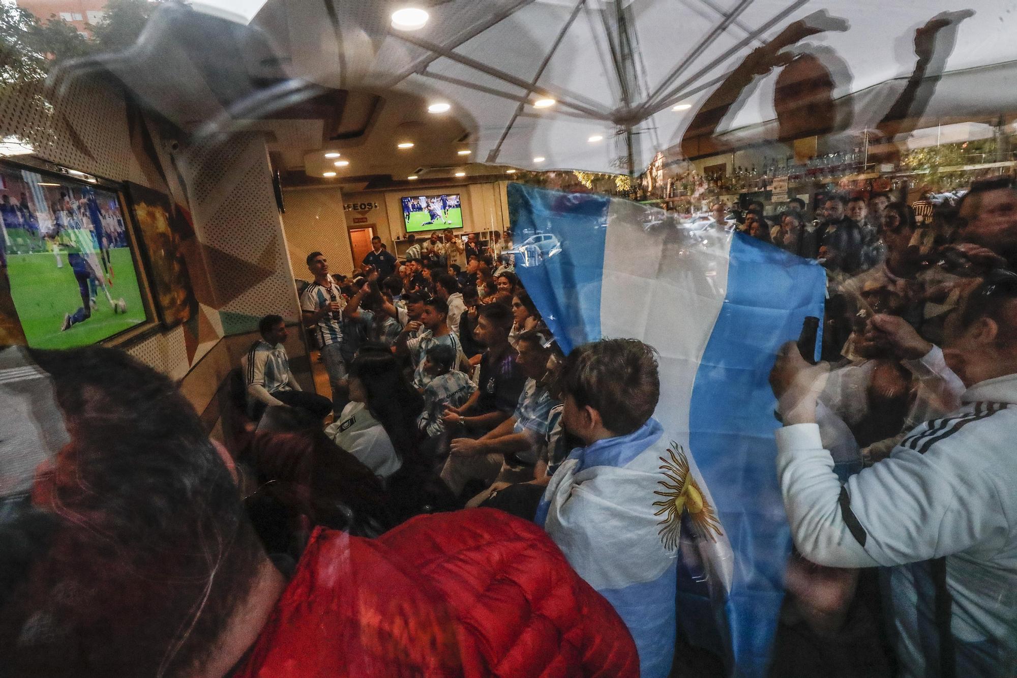 La afición argentina sigue en València el partido de la final del Mundial de Catar contra Francia