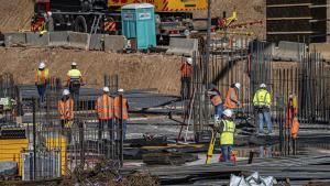 Trabajadores en las obras del Camp Nou.