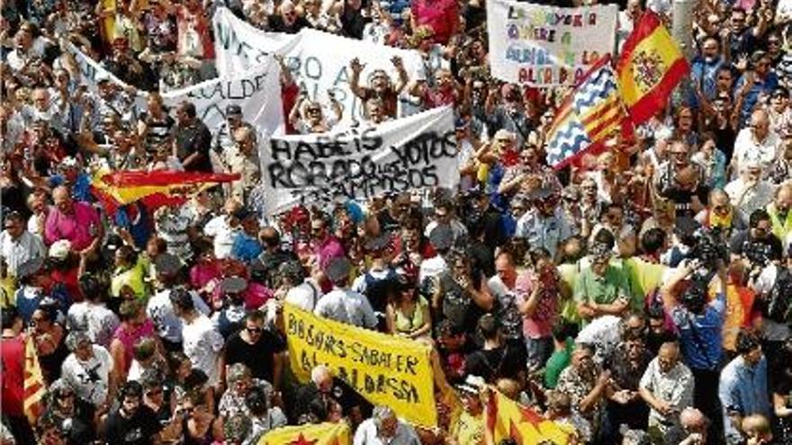 Partidaris de Sabater i de García Albiol van viure moments de tensió a la plaça de la Vila de Badalona.