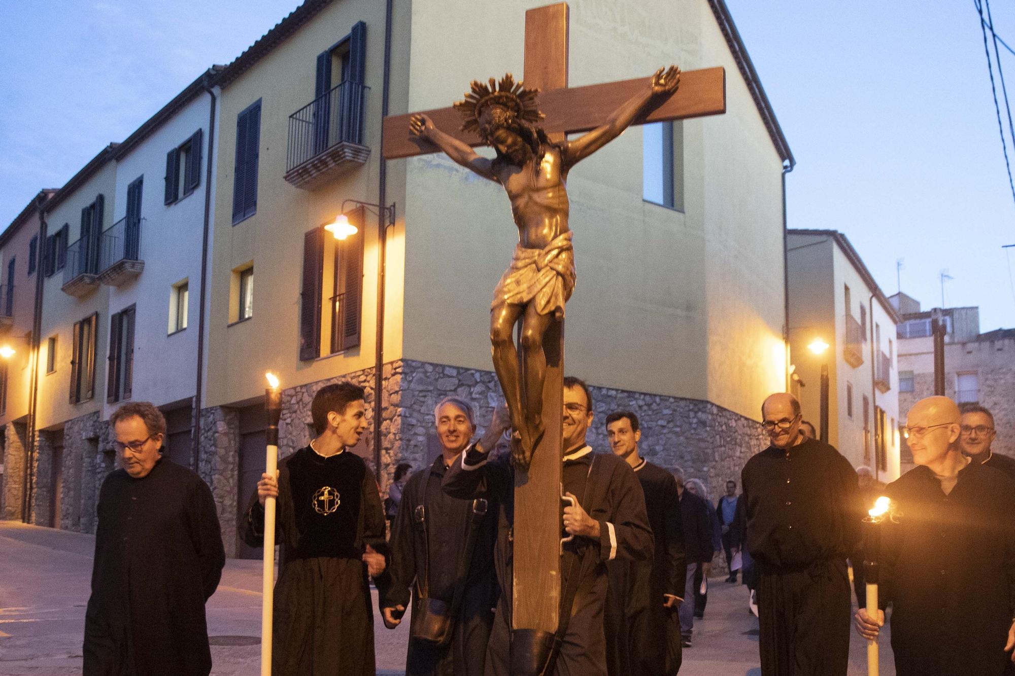 Peralada treu al Sant Crist Negre en processó invocant la pluja