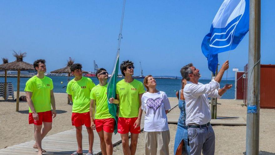 Un momento del izado en la playa de A Compostela. | Iñaki Abella