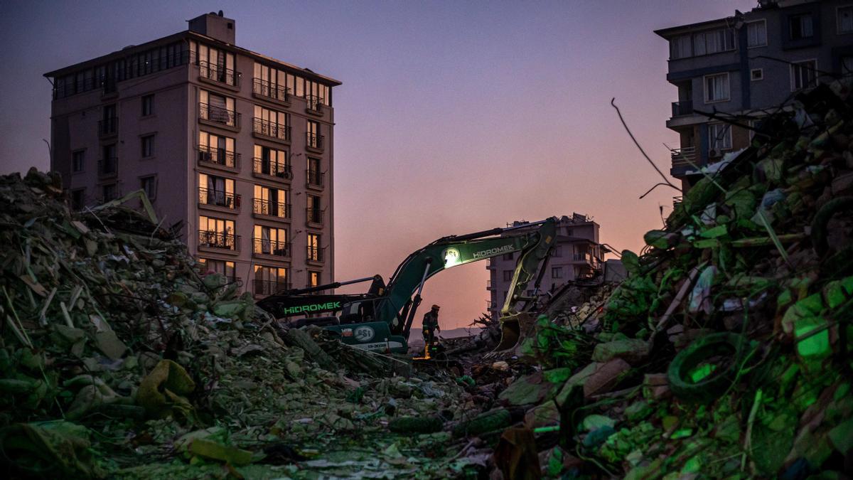 Tareas de búsqueda en un edificio derruido de Hatay tras el terremoto de Turquía.