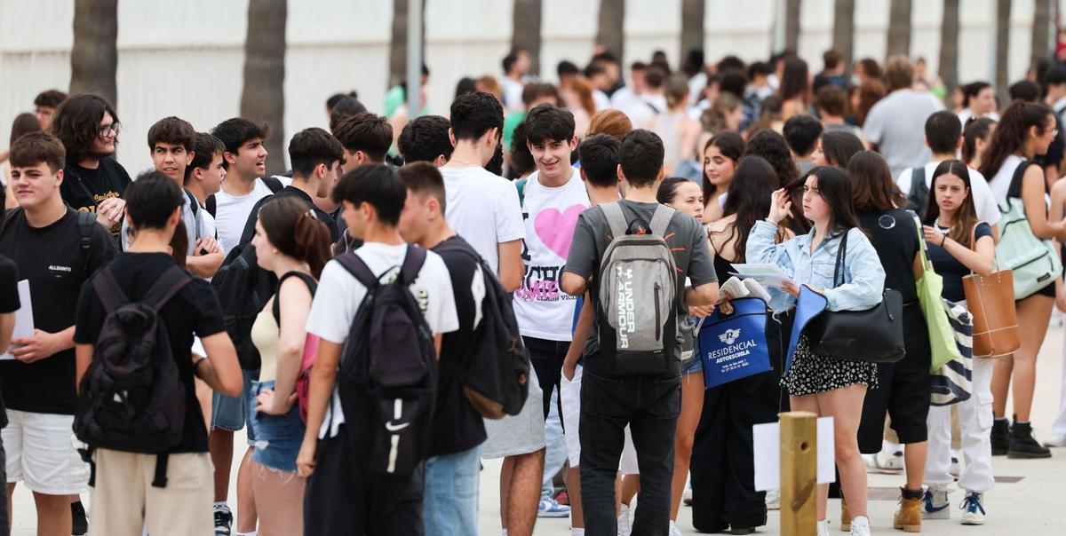 Jóvenes esperando para hacer las pruebas de Selectividad el pasado junio en Eivissa. | J.A.RIERA