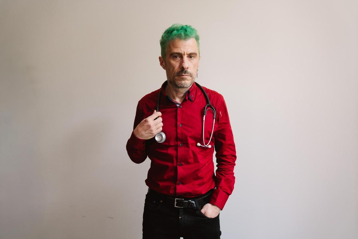 Nacido en el barrio de Prosperidad, Doctor X estudió Medicina en la Universidad Autónoma de Madrid.