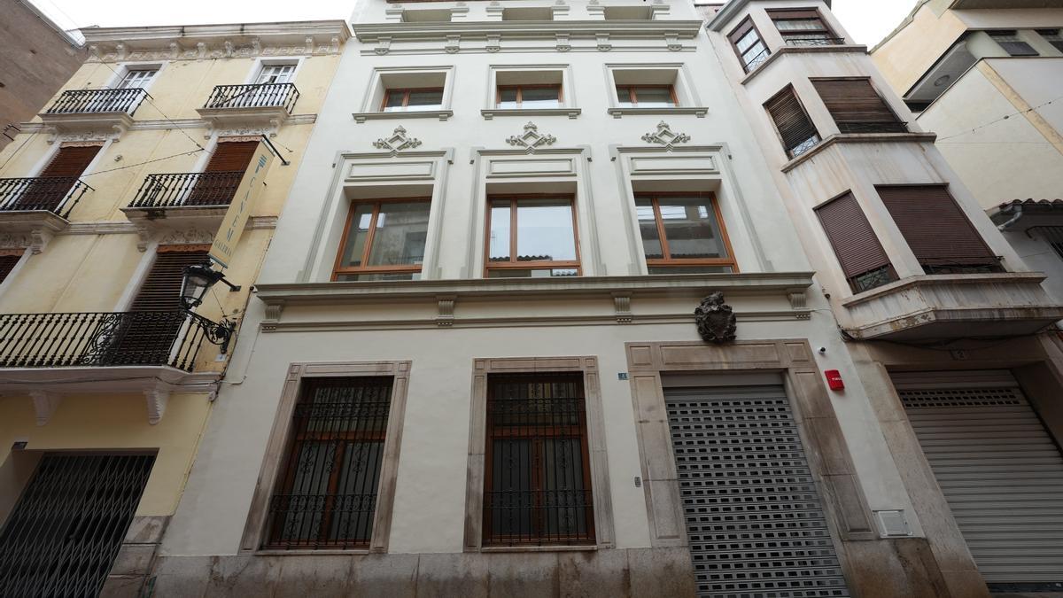 Fachada del centro de envejecimiento activo en la calle Antonio Maura.