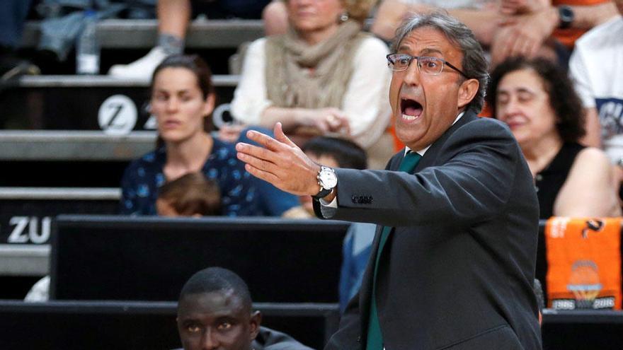 Luis Casimiro se desgañita durante el encuentro ante el Valencia Basket.