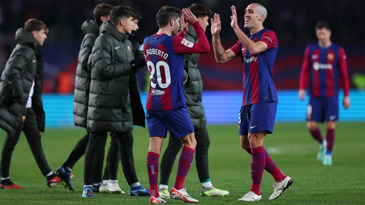 Oriol Romeu felicita a Sergi Roberto tras la sufrida vicroria contra el Almería