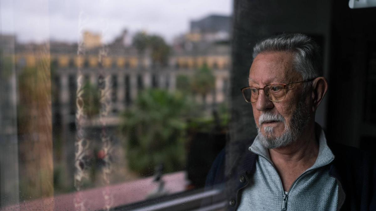 Nazario, junto a la ventana de su casa que da a la plaza Reial