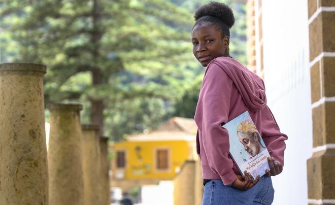 Binta, la niña que desafió al viento para llegar a Canarias