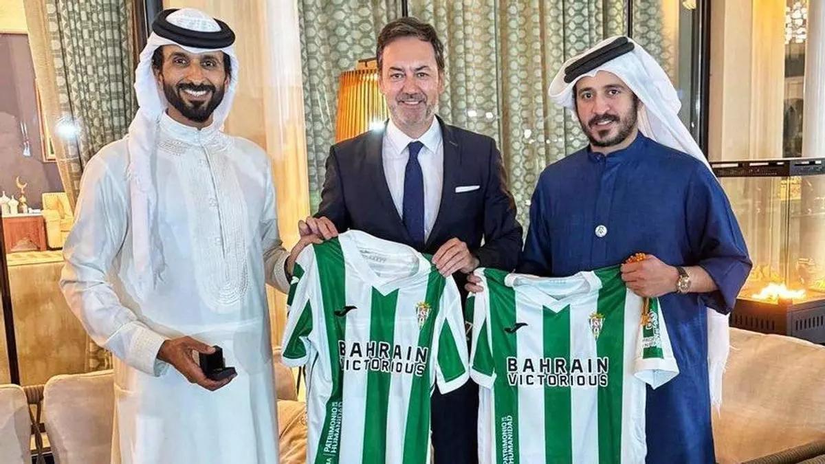 Antonio Fernández Monterrubio, CEO del Córdoba CF, junto a los príncipes de Baréin en una anterior visita institucional, en marzo de 2025.