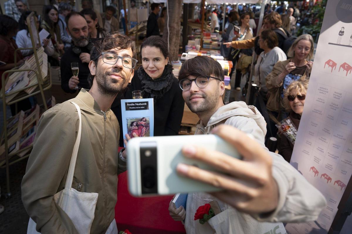 Barcelona 23/4/2026 Diada de Sant Jordi Pablo y Ángel en la firma de libro de Amélie Nothomb Fotografía de Ferran Nadeu