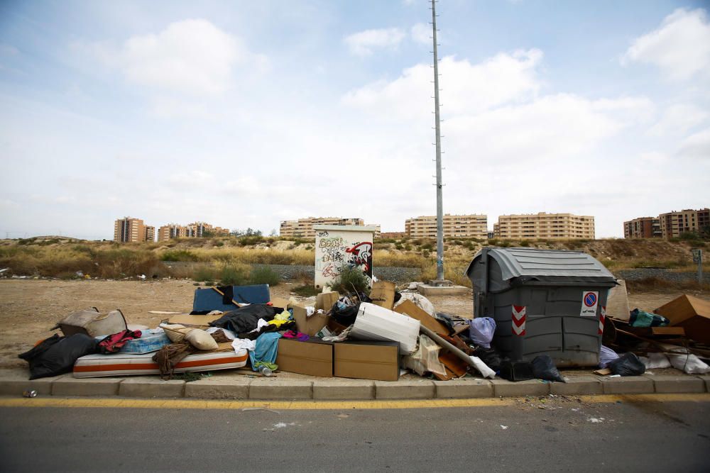 La basura vuelve a acumularse tras la segunda noche de huelga