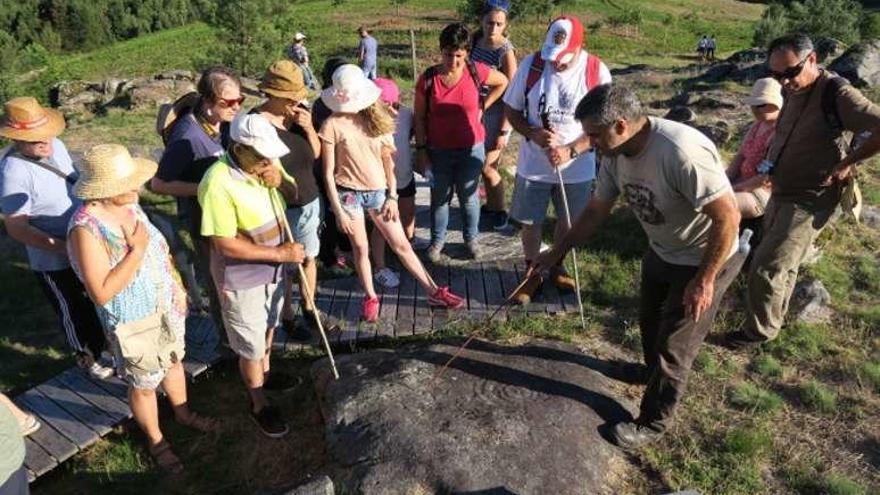 Un instante de la visita guiada a Tourón. // Faro