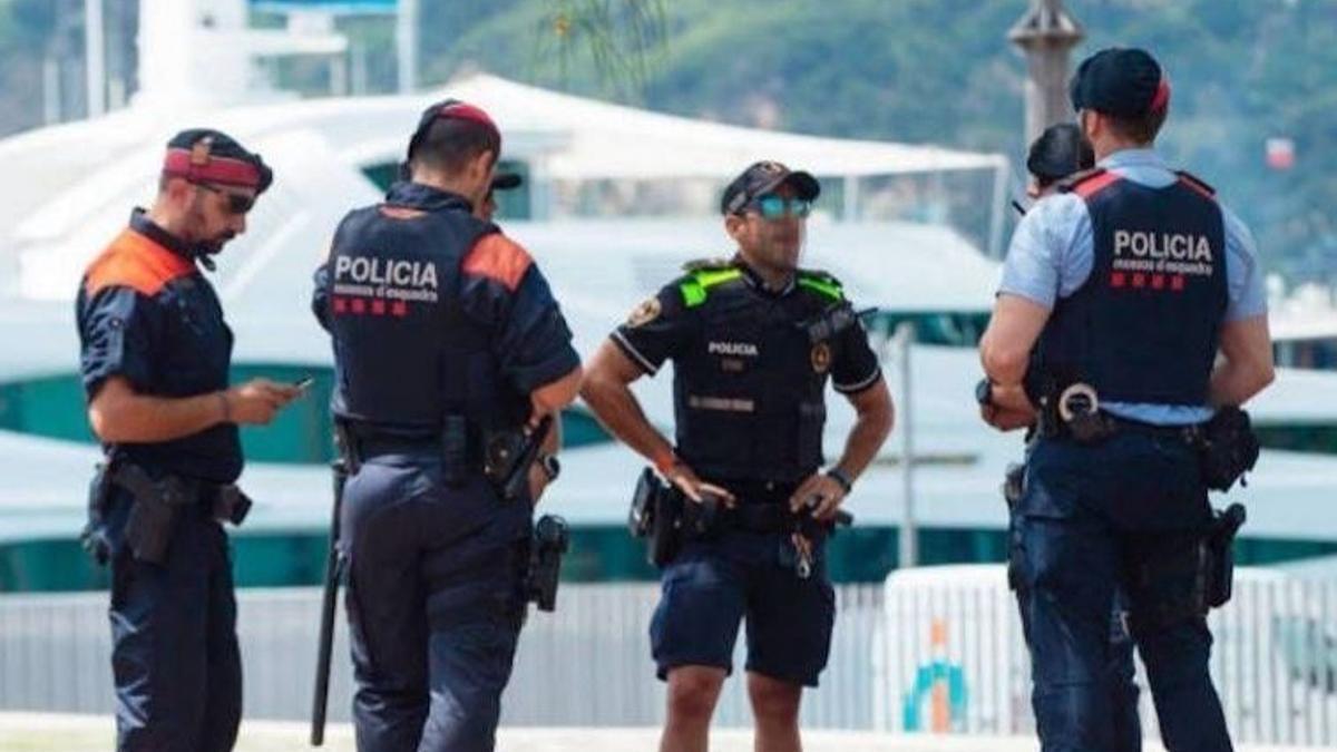 Imagen de archivo de agentes de Guardia Urbana y de los Mossos d’Esquadra.