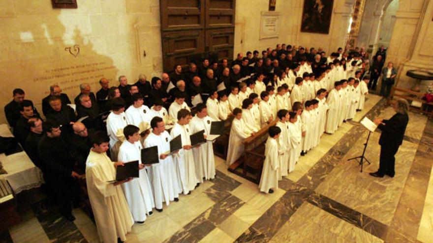 Cantores de la Capella, la Escolanía                                                                 y el coro juvenil, bajo la dirección del mestre, el miércoles en la basílica.