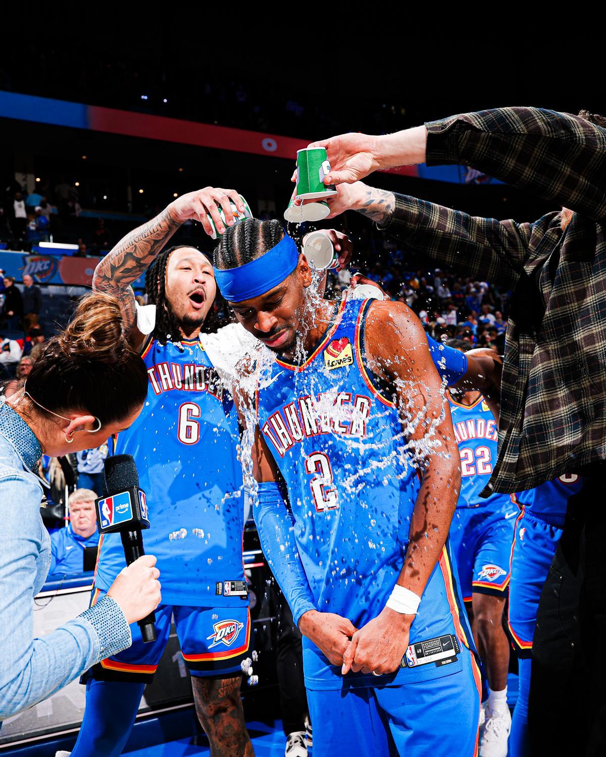 Shai Gilgeous-Alexander es inundado por su compañeros en la entrevista después de romper el récord.