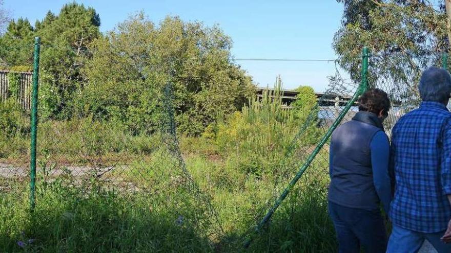 La valla que rodea la ballenera está rota por varias zonas. // Gonzalo Nüñez