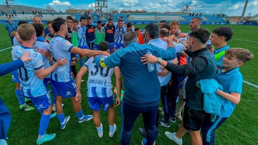 Los jugadores del Atlético Baleares celebran el triunfo en el centro del campo.