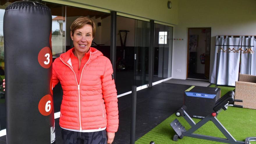 Leonor Hernández Alexandro, en el exterior de su box de entrenamiento, Leofit, en Oviñana (Cudillero). | A. PAREDES
