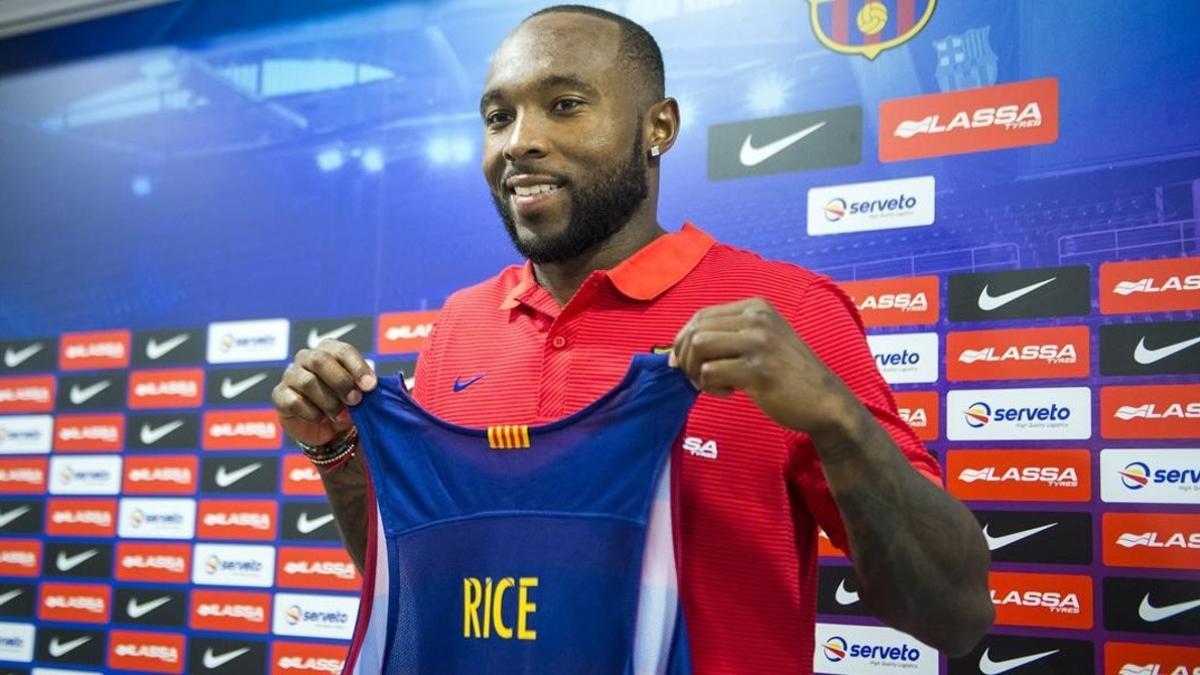 Tyrese Rice posa con la camiseta del Barcelona, su nuevo club.